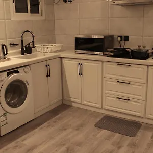 Cozy Apartment, Two Bedroom, Full Kitchen شقة